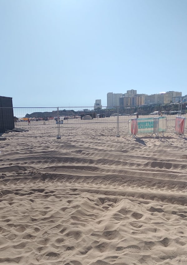 montagem de paineis na areia Algarve