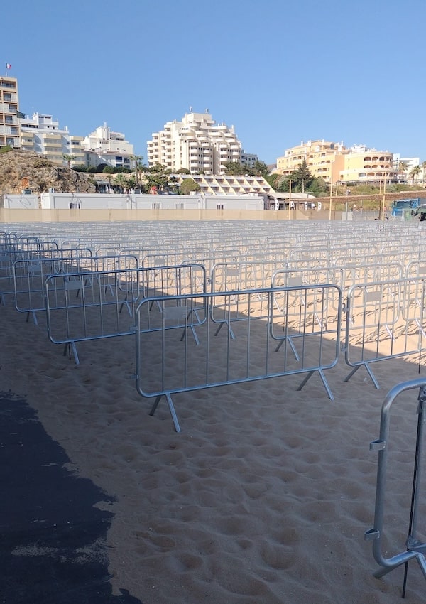trabalho de montagem de paineis na areia